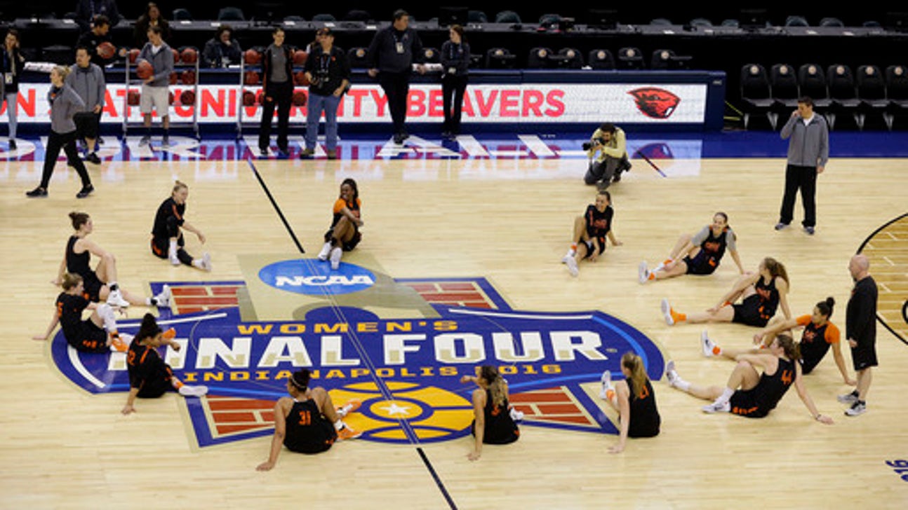 UConn's Samuelson suffers broken foot against Oregon State