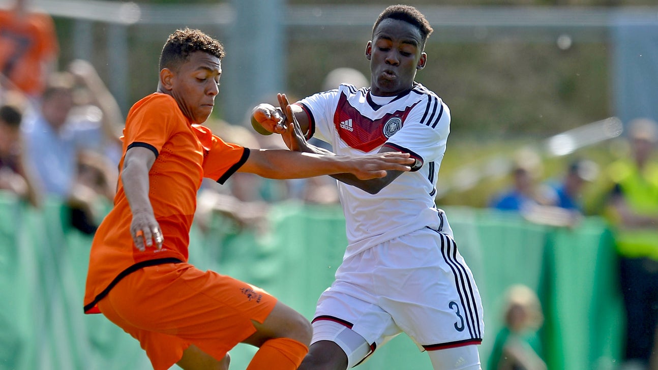 Arsenal sign Dutch striker Donyell Malen from Ajax