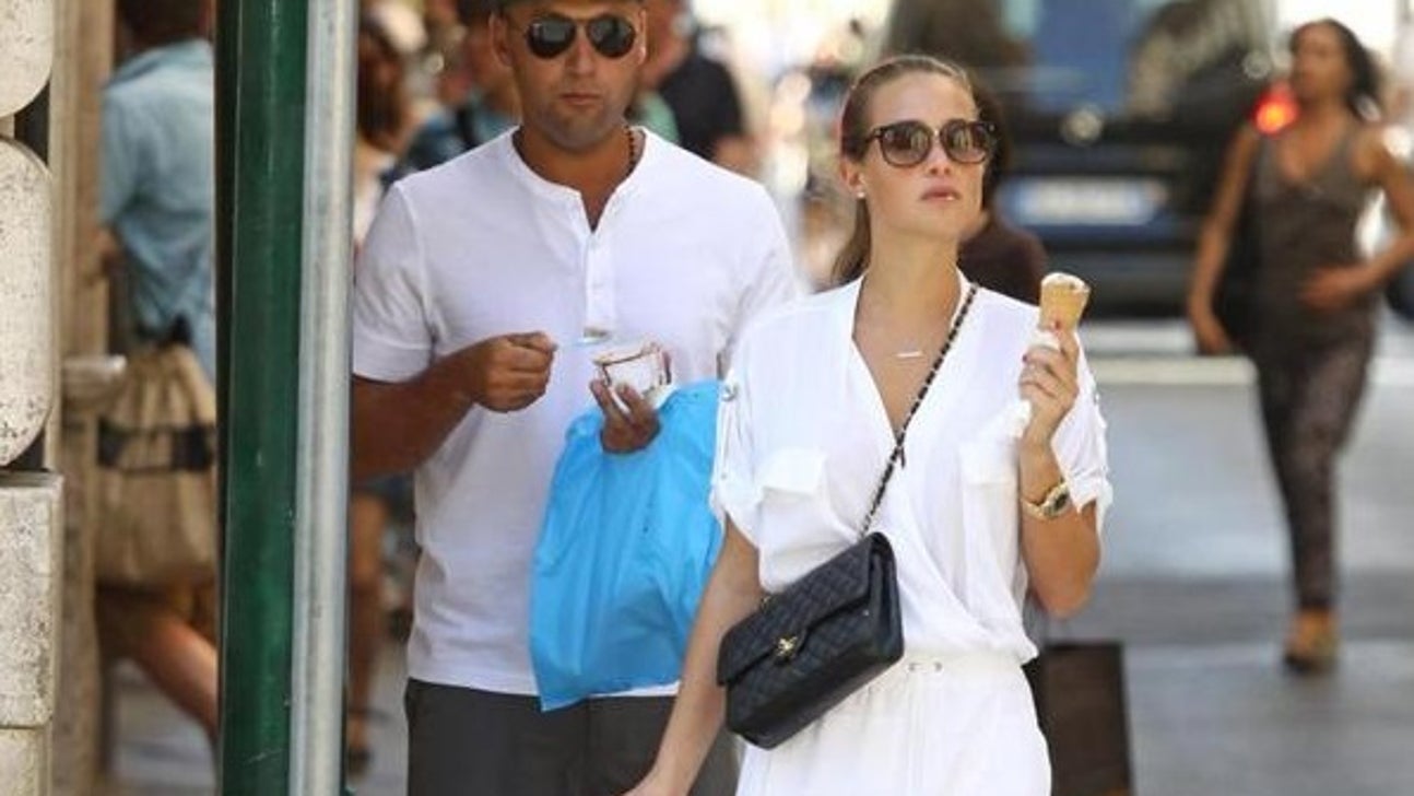 Derek Jeter, Hannah Davis split bill on pizza date in Rome