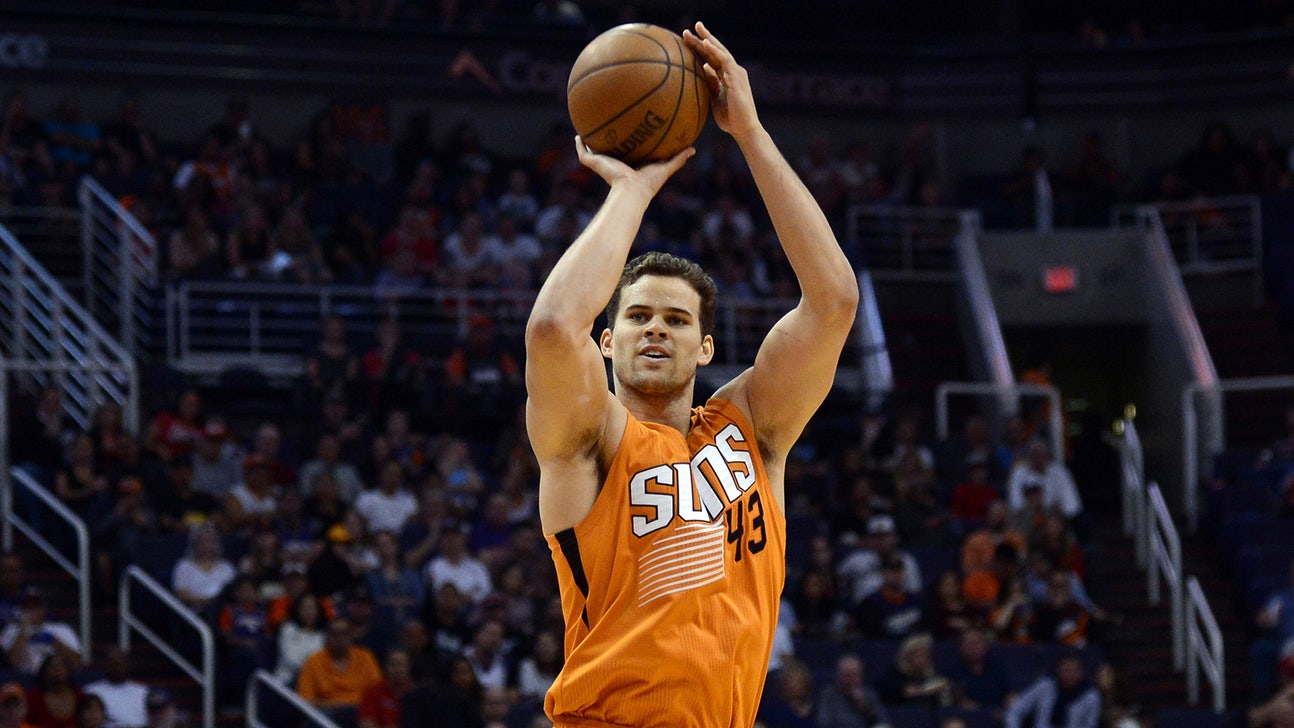 Hawks sign veteran forward Kris Humphries