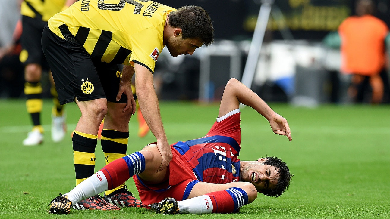 Bayern's Martinez suffers knee injury during clash vs. Borussia Dortmund