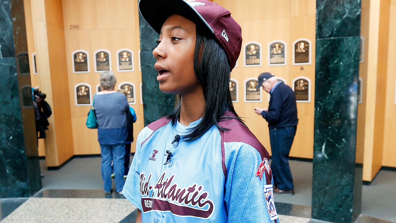 Mo'ne Davis visits Hall of Fame, donates Little League jersey