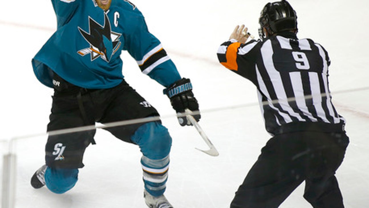 Pavelski's late goal gives Sharks 3-2 win over Predators