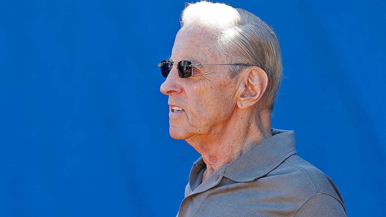 Mets owner Fred Wilpon addresses team in closed-door meeting