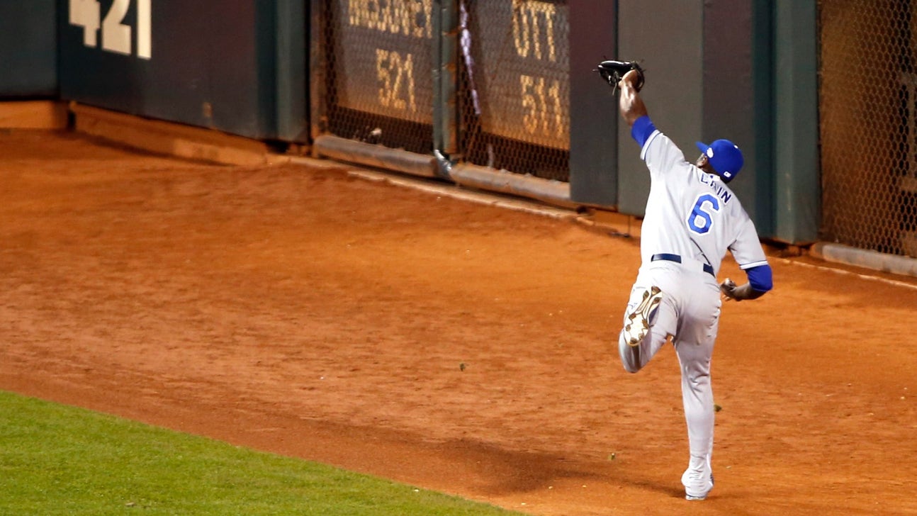 Shaky defense digs hole for Royals as Giants take 3-2 lead