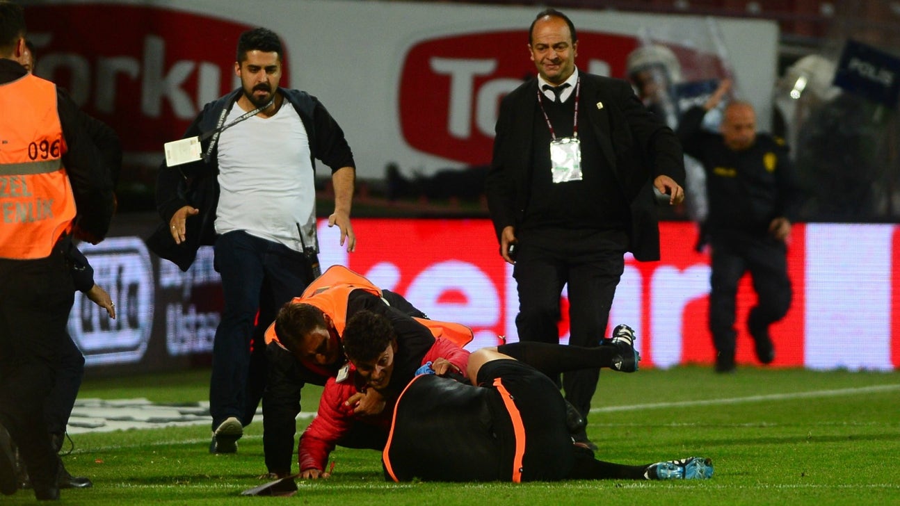 Fan attacks referee on field during Trabzonspor-Fenerbahce game