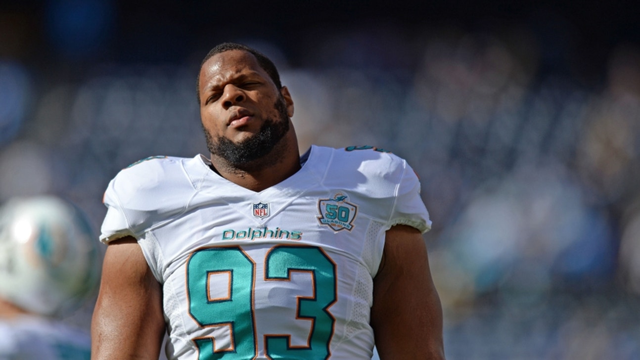 Miami Dolphins defensive tackle Ndamukong Suh stomps on Russel Wilson's ankle