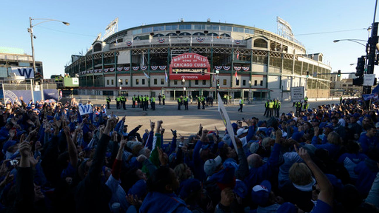 Cubs fans pack trains, crowd Wrigley Field ahead of parade