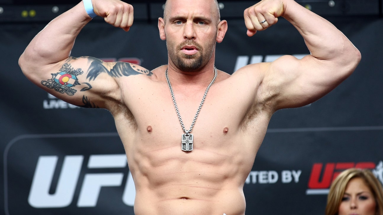 Former UFC champ Shane Carwin knocks out radio host with one arm (Video)