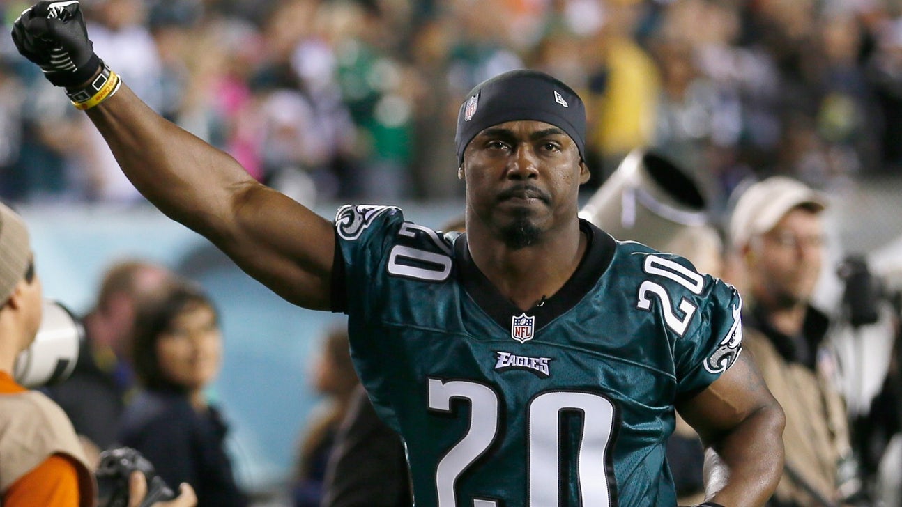 Ex-Eagles Brian Dawkins gave Texas A&M pre-game speech