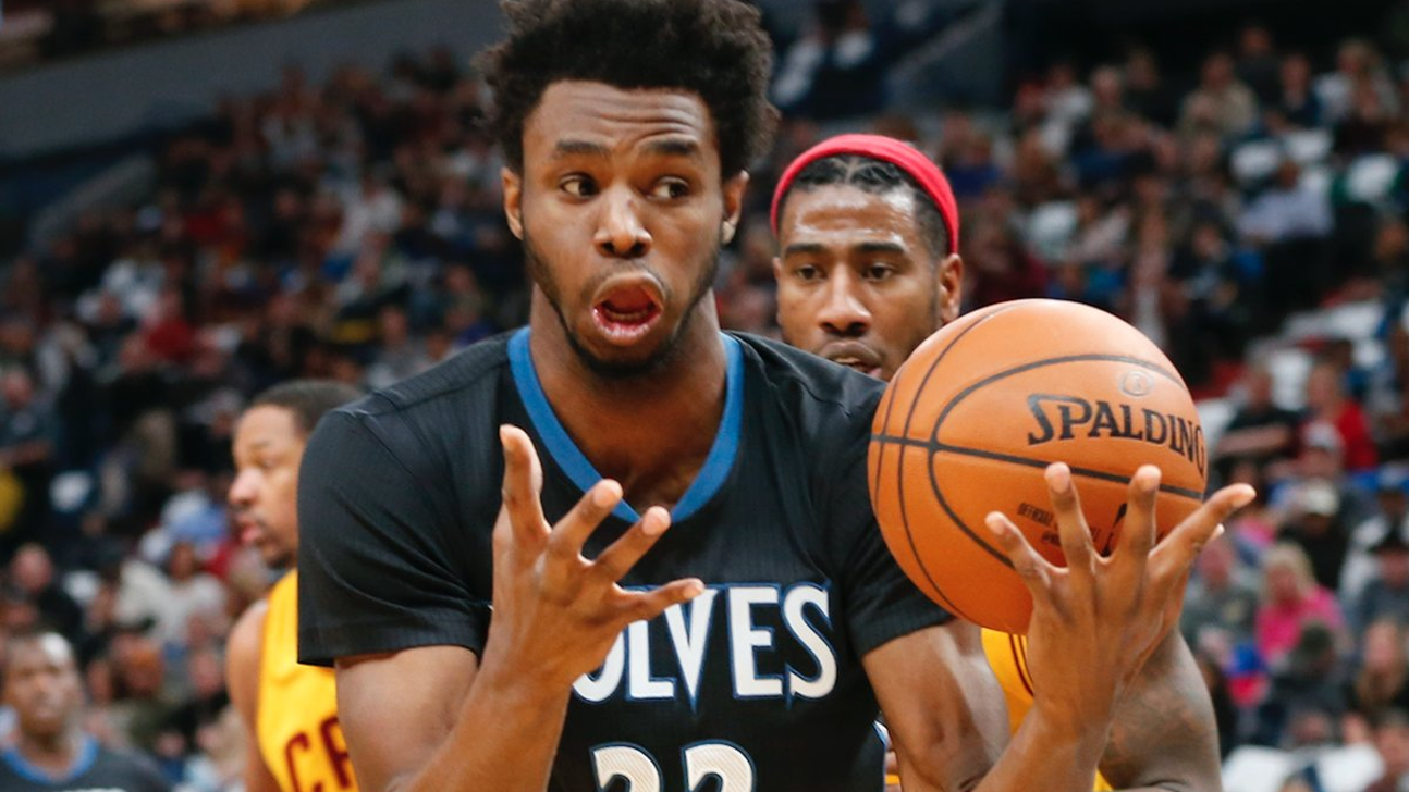 LeBron James throws absolutely ludicrous no-look pass through Andrew Wiggins' legs