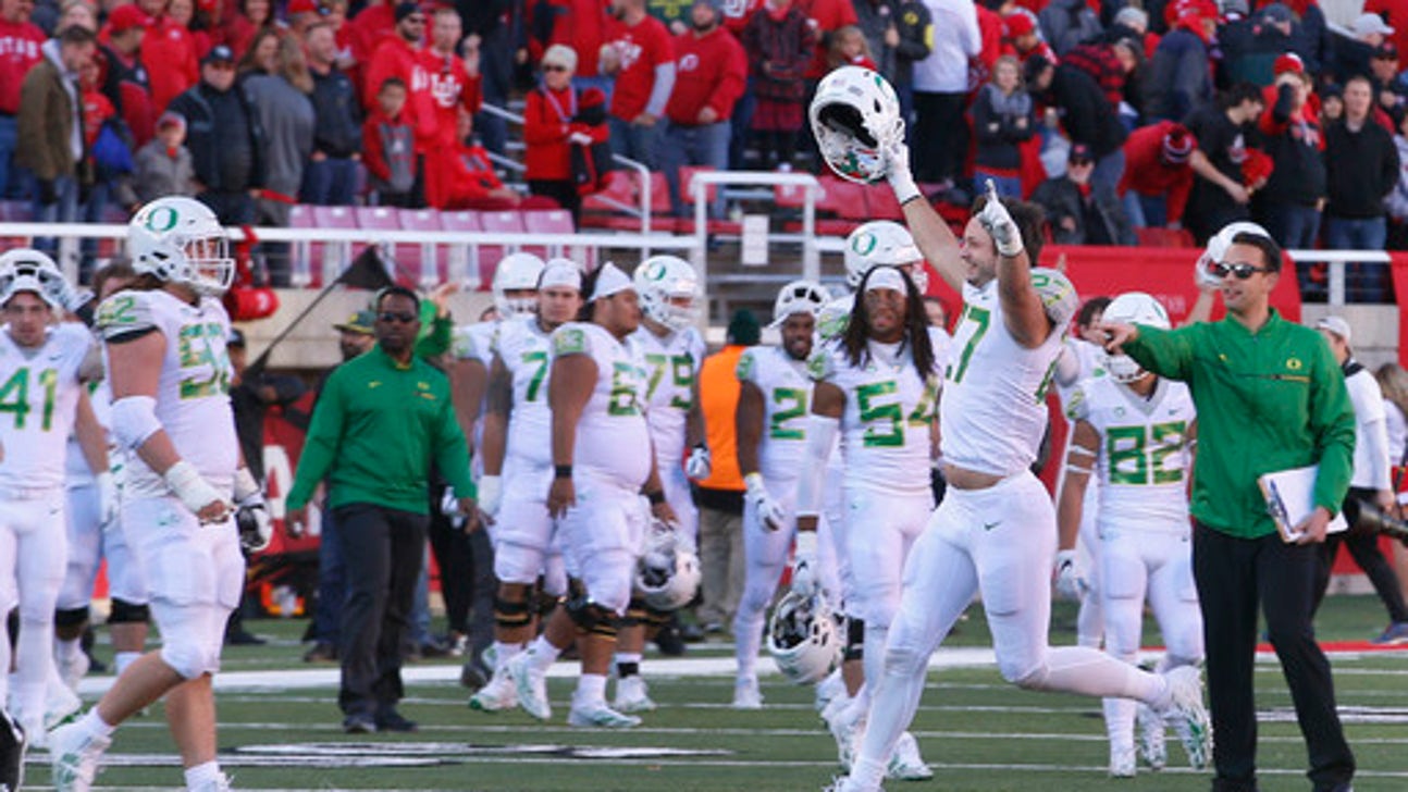 Oregon upsets No. 11 Utah 30-28 on late Carrington TD catch