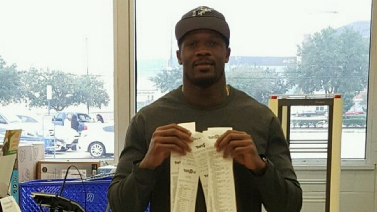 Former NFL WR Andre Johnson spends $19k on toys for underprivileged children
