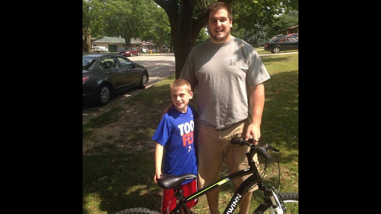 Packers' Linsley befriends local kid with sick mother, buys him bike