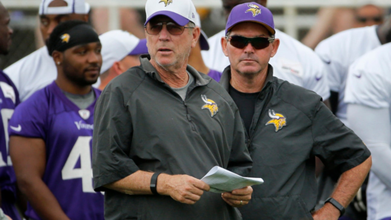Vikings coach Mike Zimmer had eye surgery for torn retina