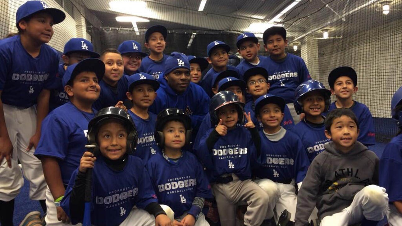 Puig has playdate with Pee Wees at Dodger Stadium