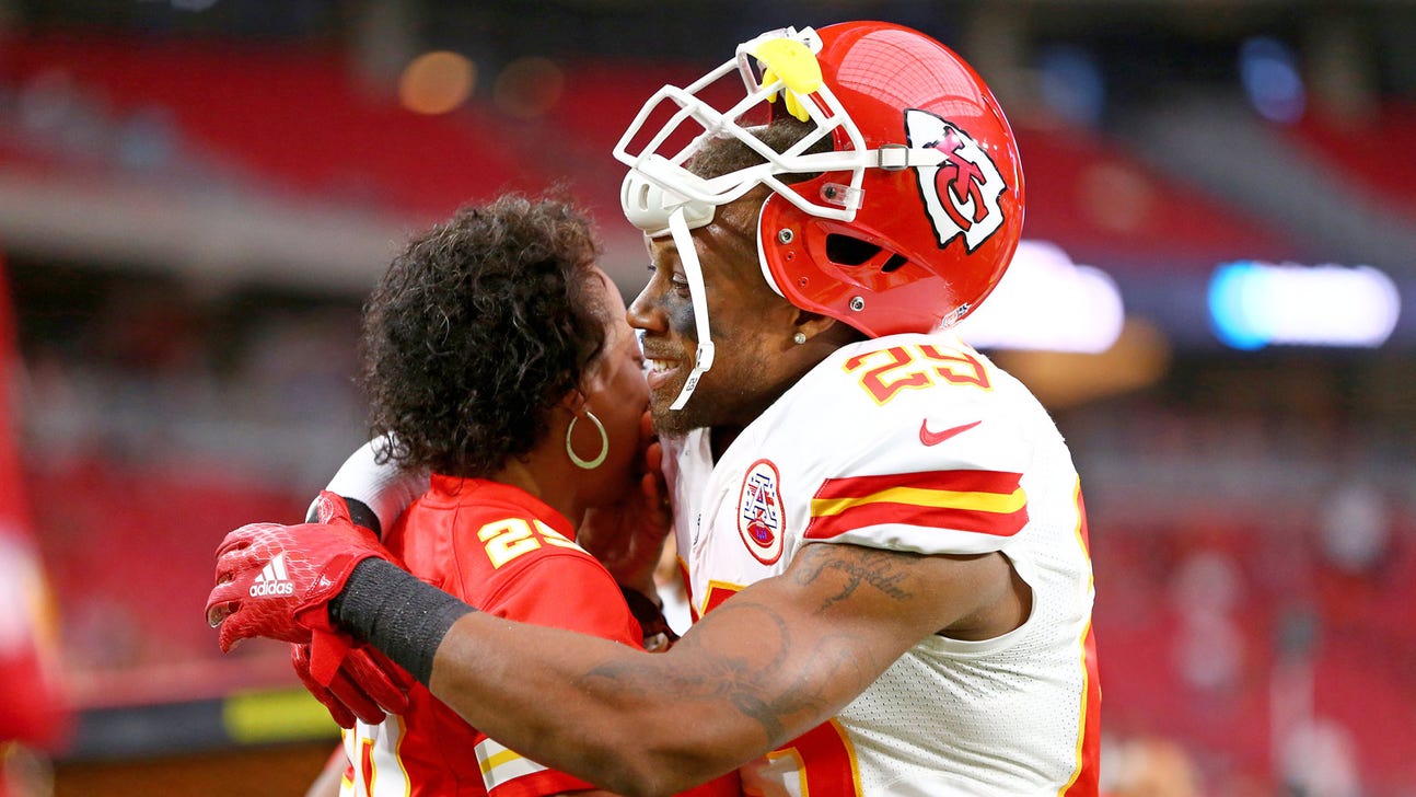 Eric Berry shares moment with mom before making NFL return