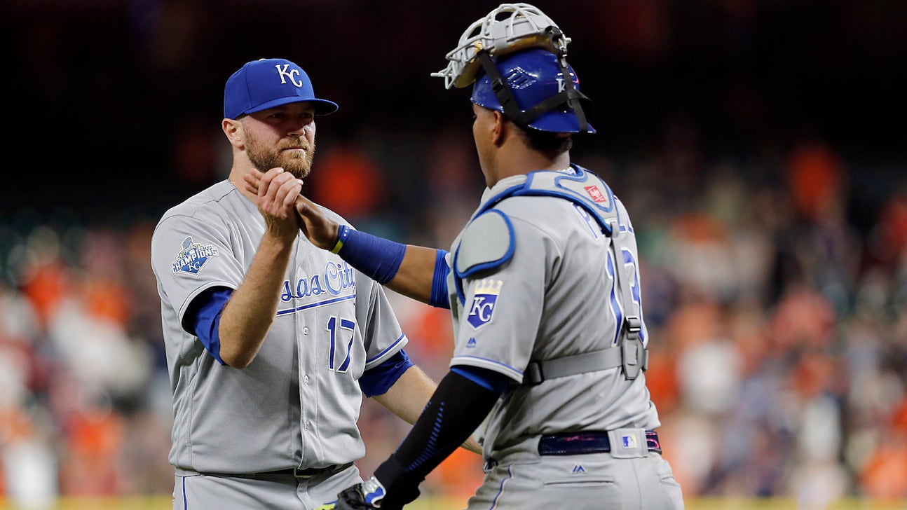 Wade Davis goes back on DL, Royals recall Matt Strahm