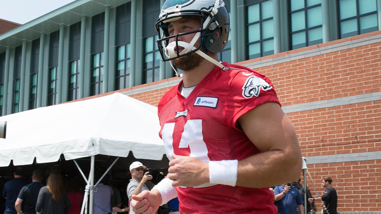 WATCH: Tim Tebow treated to dinner by fans to kick off camp