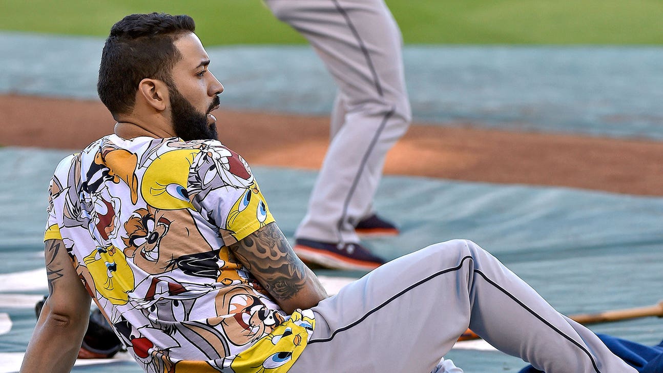 PHOTO: Astros stay loose ahead of Game 5 with cookies, Looney Tunes t-shirts