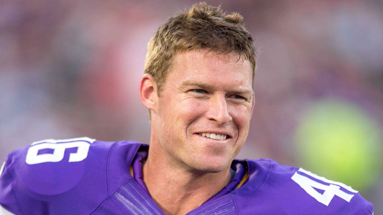 Longest-tenured Viking Loeffler still snapping away at 34