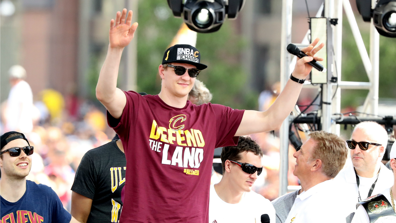 Timofey Mozgov signs Lakers contract while wearing 'Lil Kev' shirt
