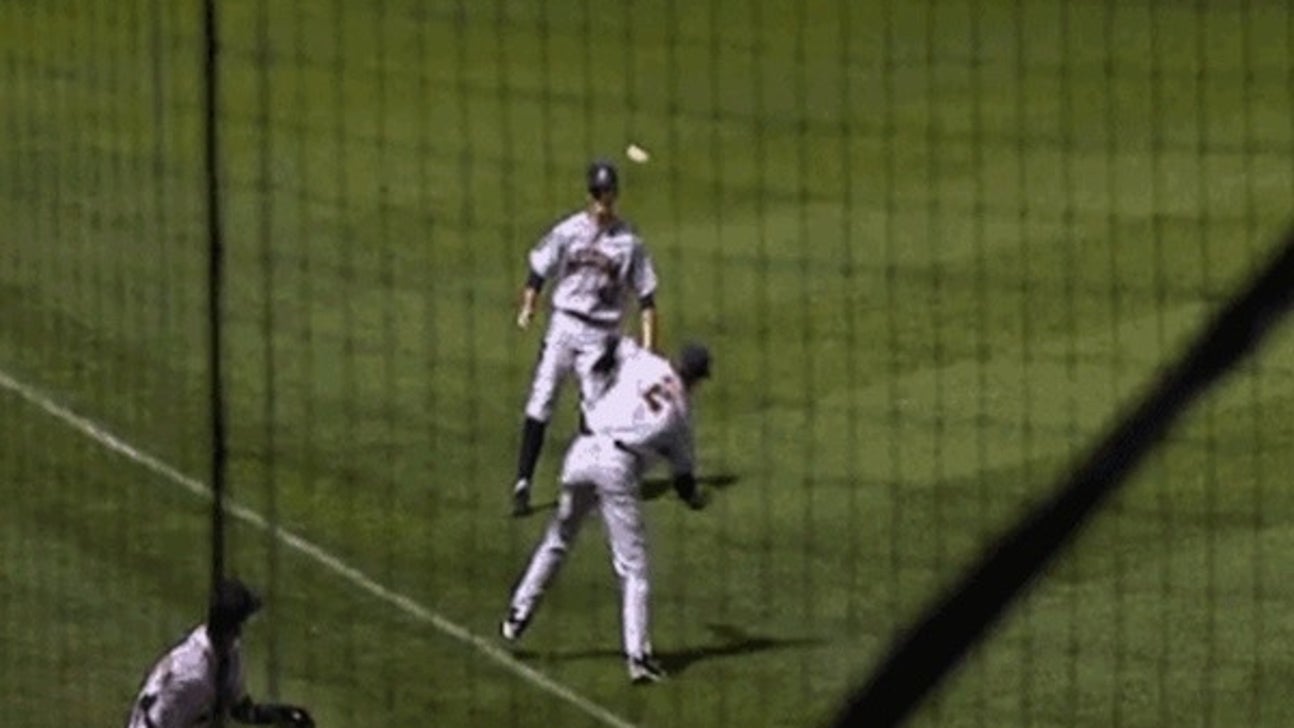 Arizona OF catches ball off his teammate's head