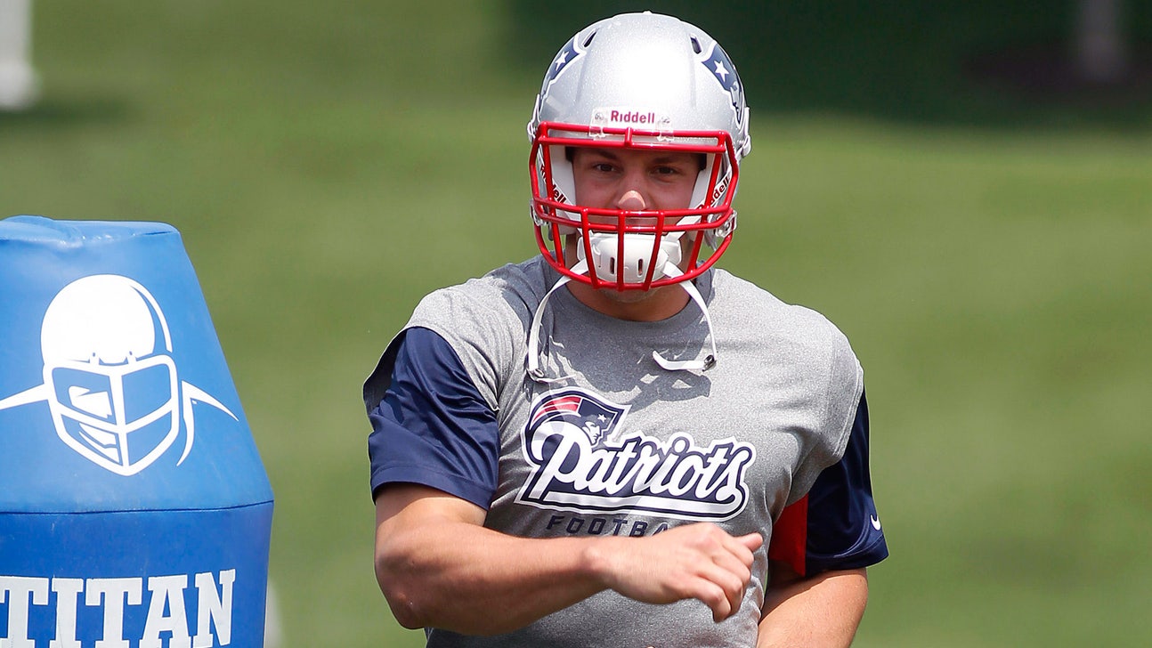 Gronk's back: Patriots' star tight end practices at training camp