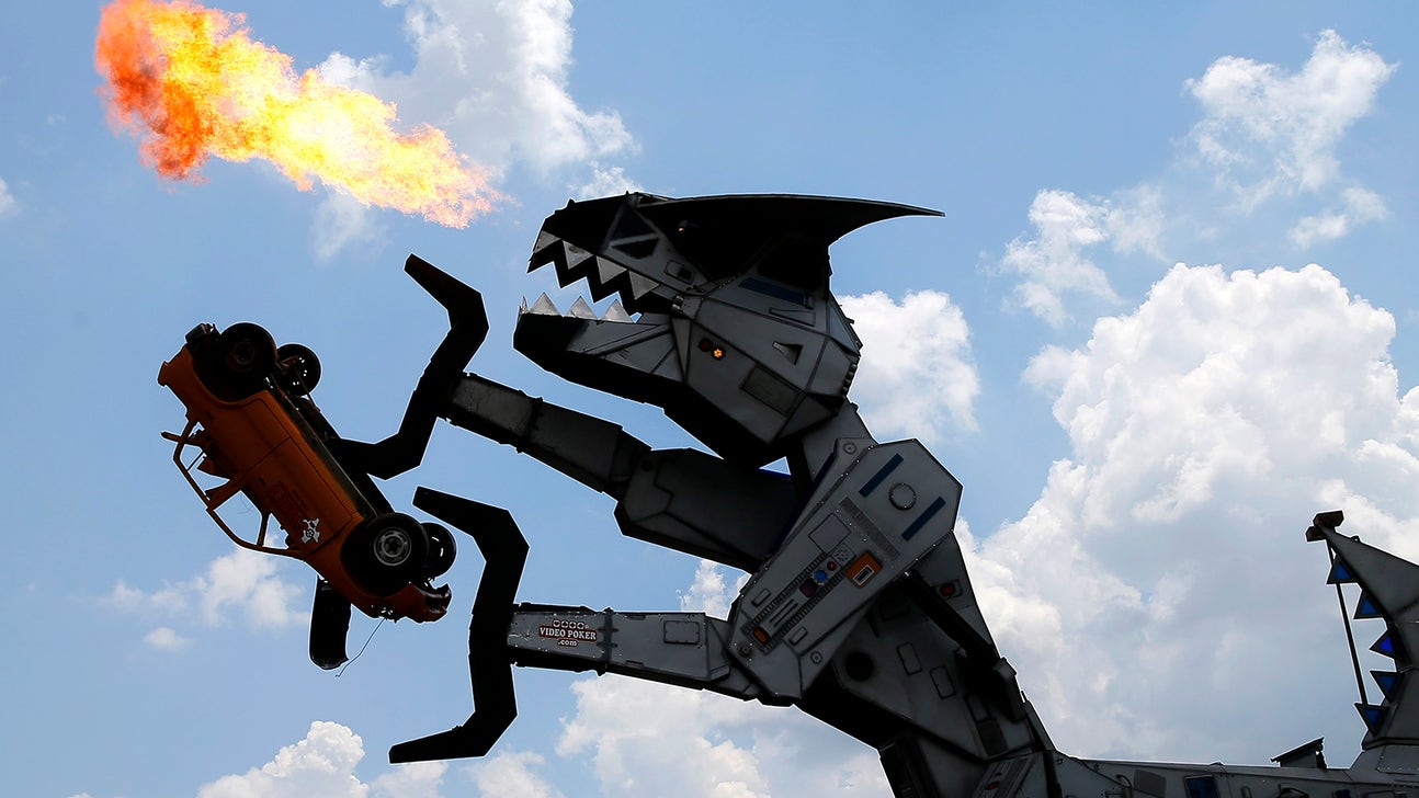 Fans tweet photos of Robosaurus from Texas IndyCar race