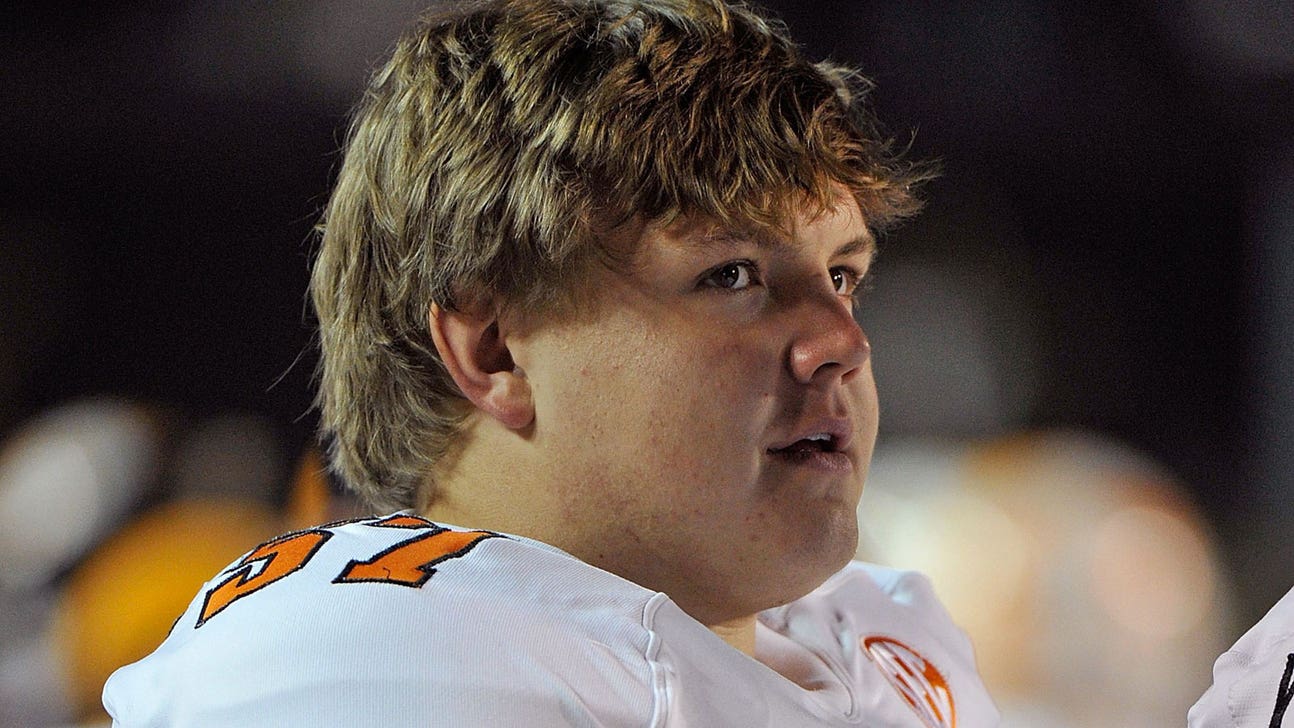 Cops: Tennessee OL tried to entice 'child' with lewd pics, faces 5 charges