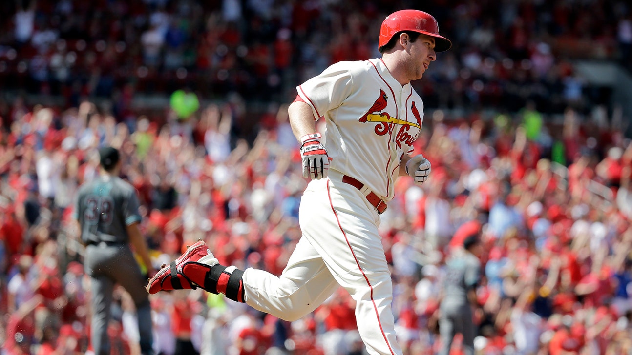 Leake shuts down D-backs while Cardinals blast 3 homers