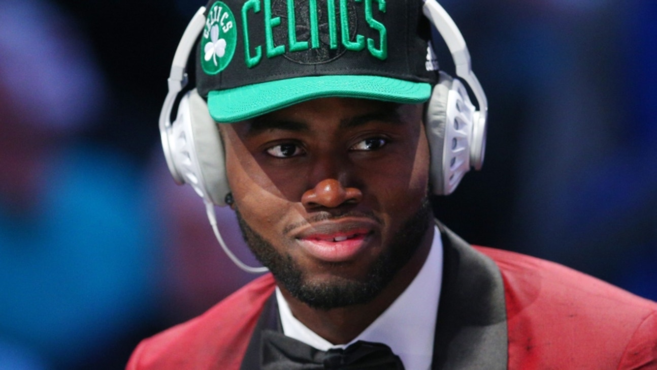 Jaylen Brown makes a very hard dunk look very easy