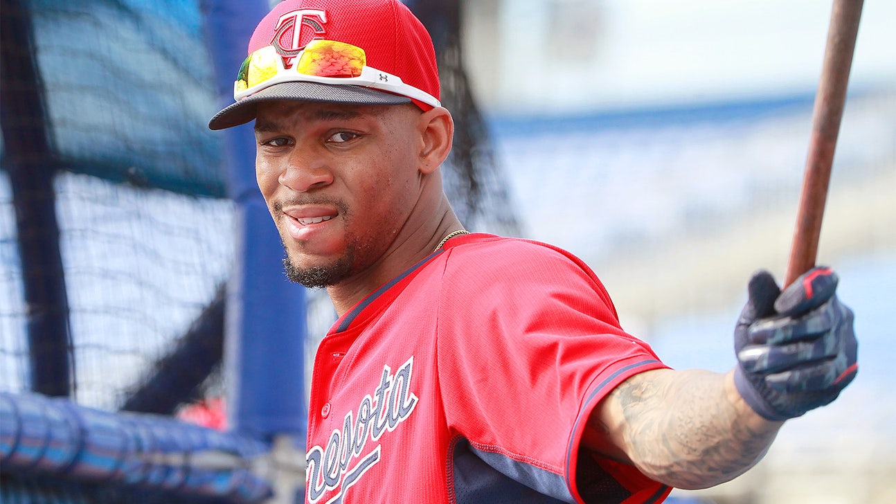 Twins' Buxton swinging bat underwater during rehab