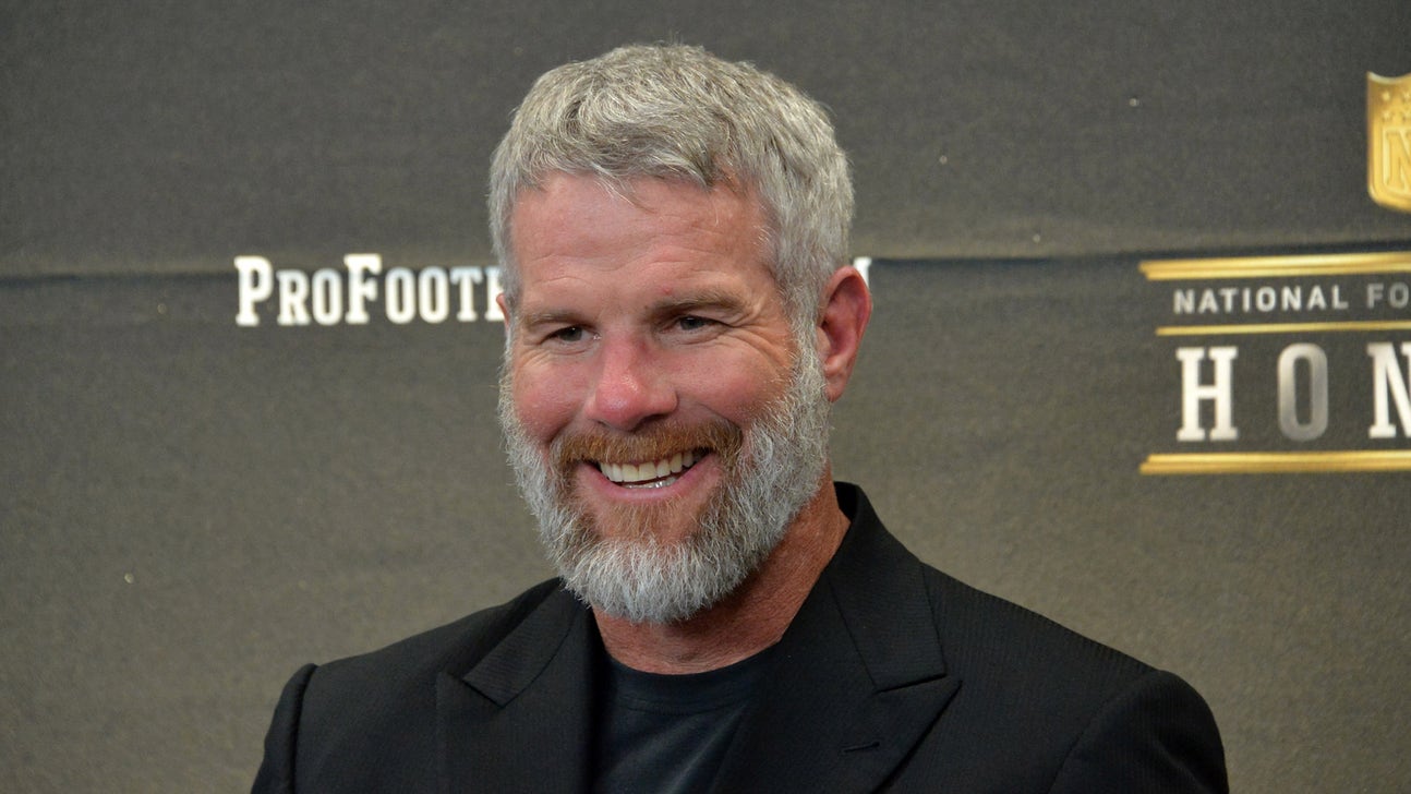 Brett Favre proudly wears his gold Hall of Fame jacket at ceremony