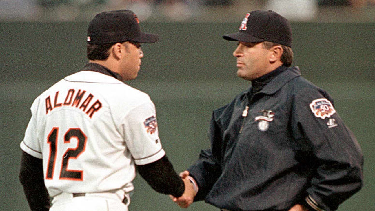 Flashback: Roberto Alomar spits on umpire John Hirschbeck