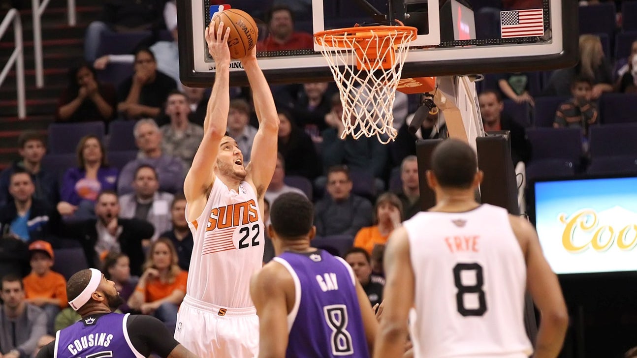 Plumlee's play helps Suns finish Miles ahead of Kings