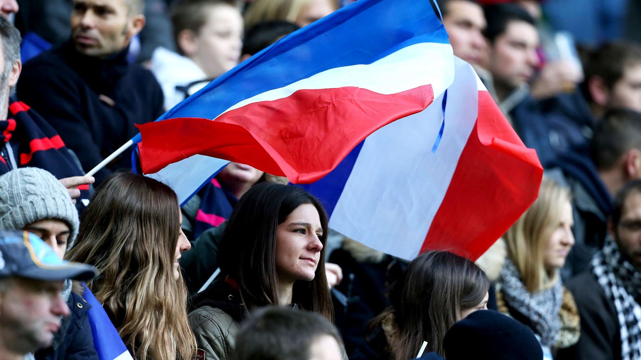 Ligue 1 resumes as Paris tributes continue