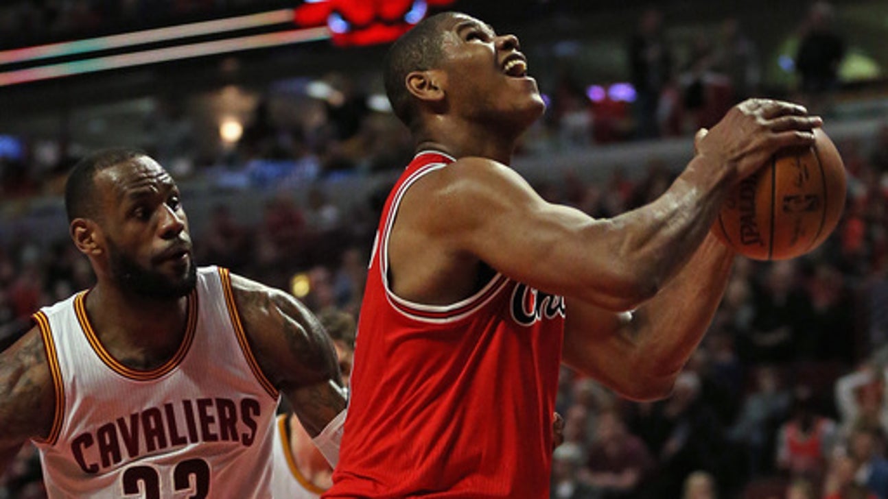 Bulls stay in playoff race, beat Cavaliers 105-102