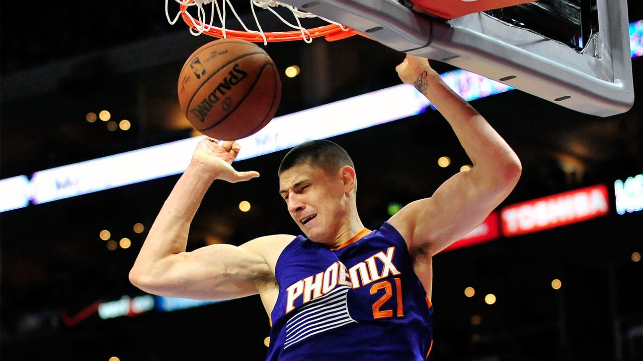 Watch Alex Len dunk all over Spurs' Boban Marjanovic