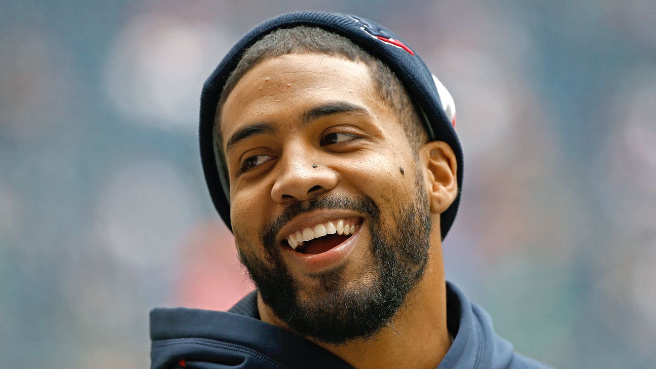 Arian Foster surprises college student with free textbooks