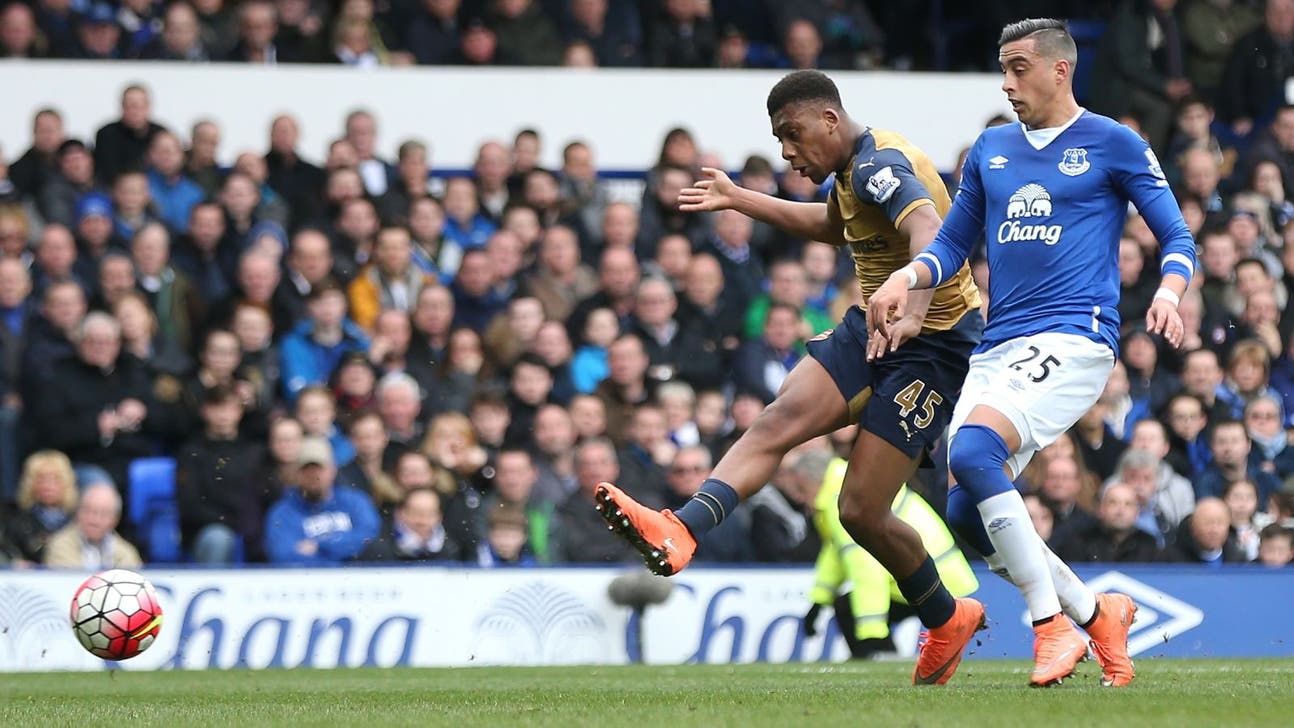 Arsenal beat Everton to keep Premier League title hopes alive