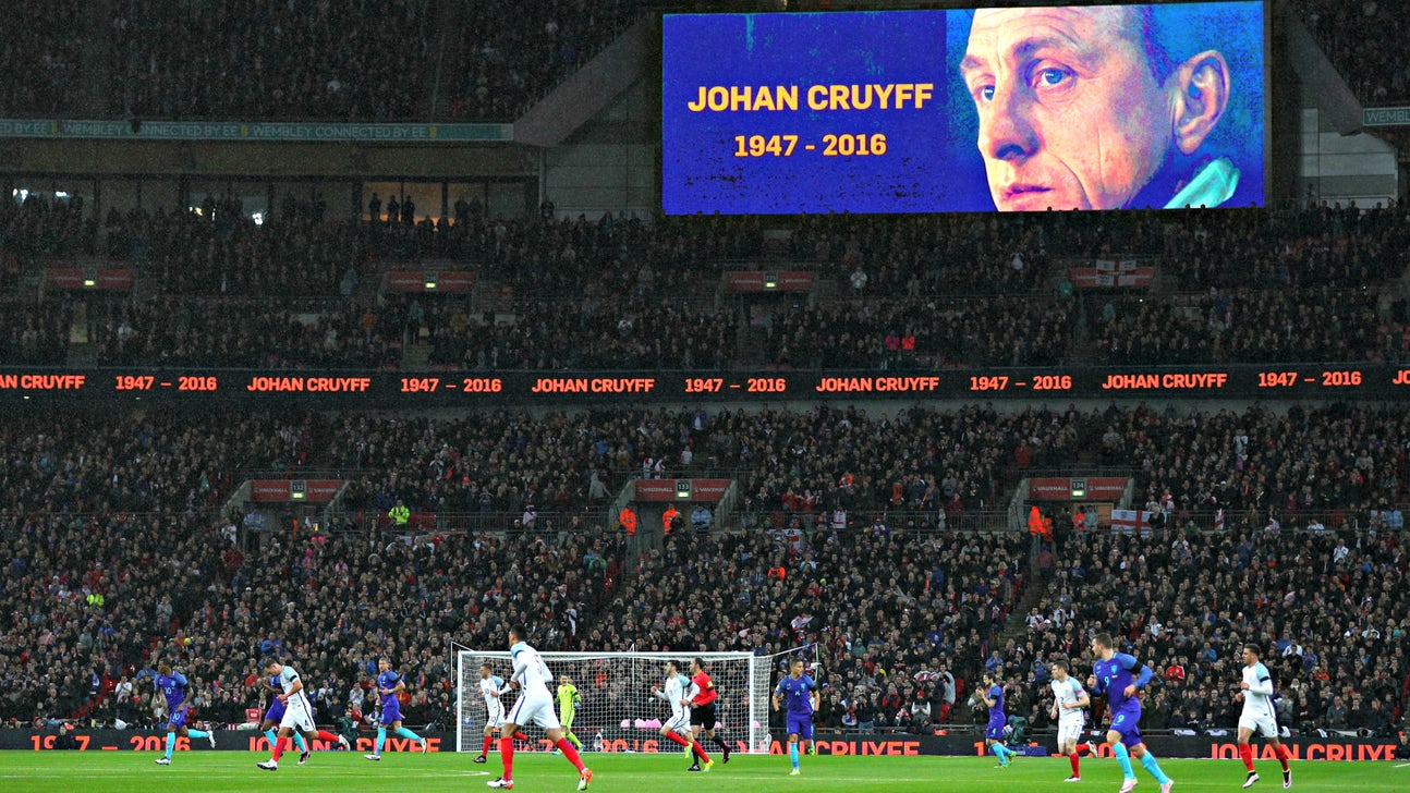 Wembley Stadium salutes Johan Cruyff in 14th minute of Netherlands friendly