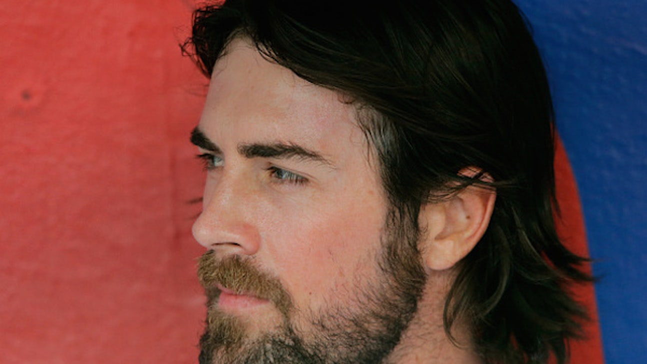 Cole Hamels pranks media with empty locker and nameplate