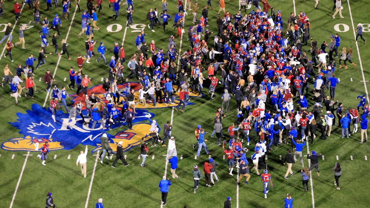Kansas fans storm field, take down goalpost after stunning win over Texas