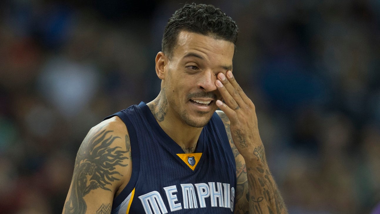 Matt Barnes cracked up while trying to inbound against 7-foot-3 center