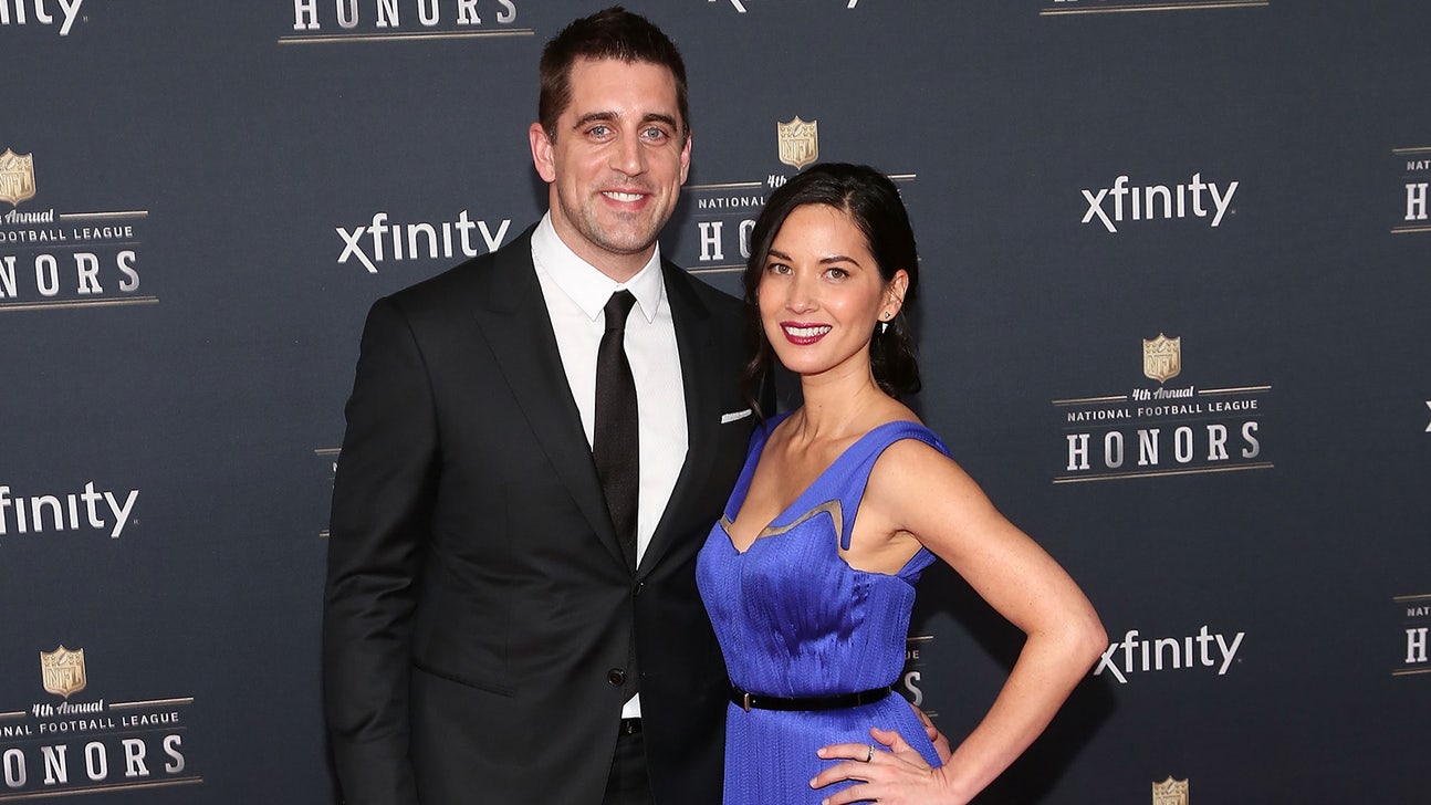 Contrary to what the Internet says, Olivia Munn and Aaron Rodgers are NOT engaged