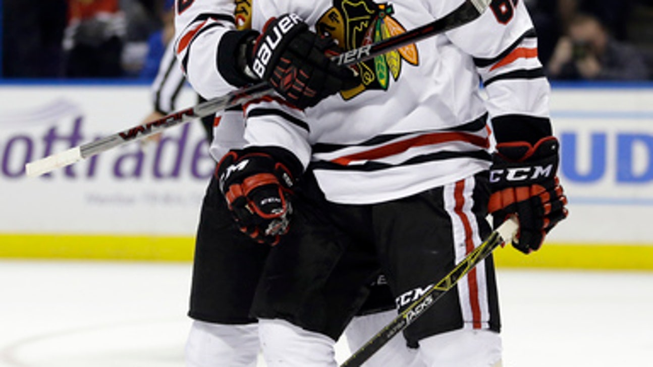 Shaw gets go-ahead goal, Blackhawks edge Blues to tie series