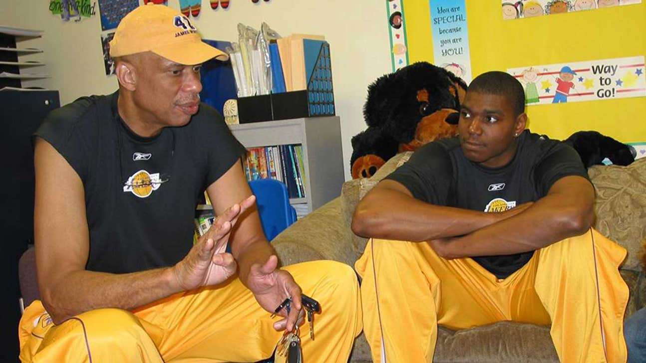 Kareem Abdul-Jabbar thinks Andrew Bynum lacks commitment