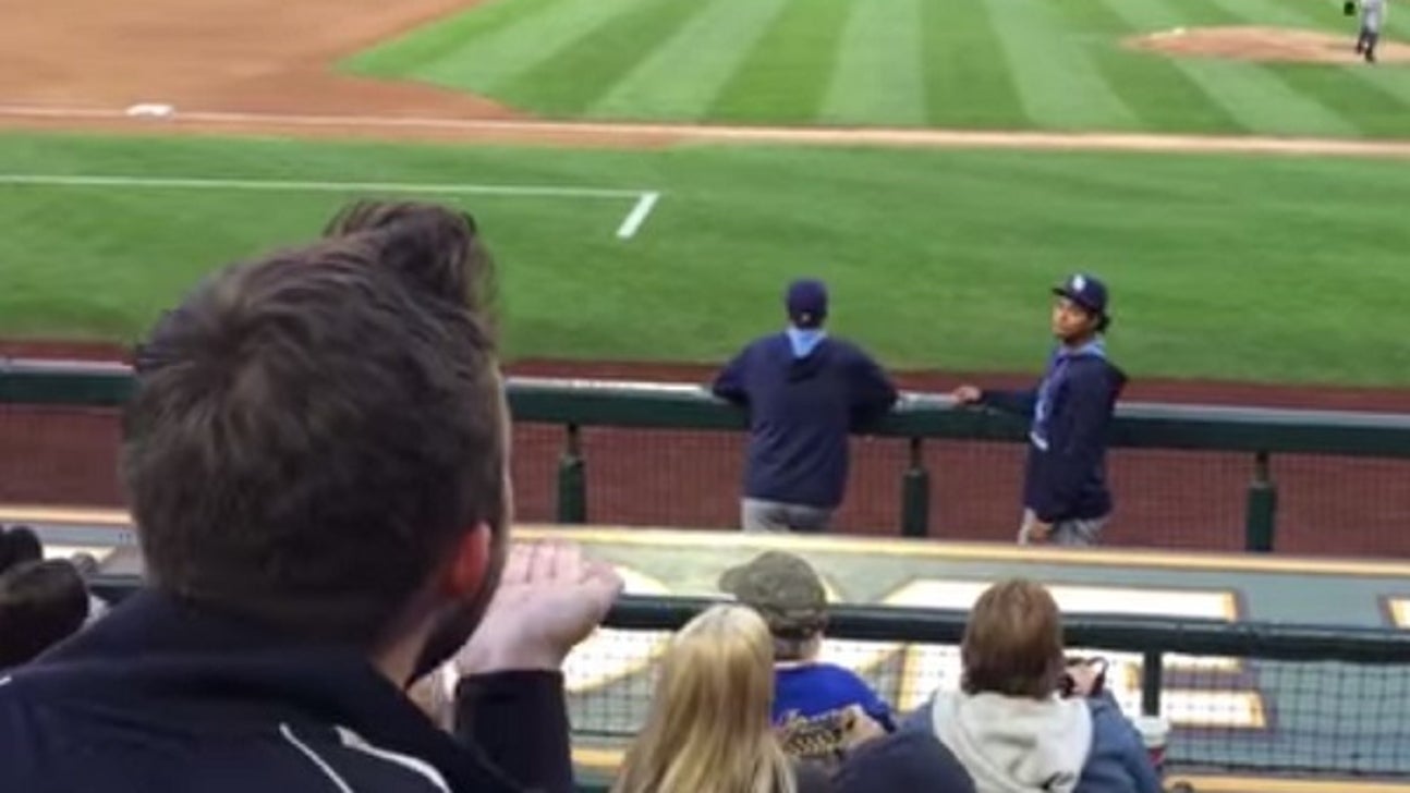Chris Archer catches fan's blown kiss, throws it away