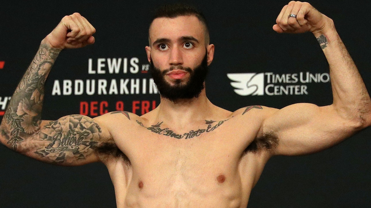 UFC fighter gets his hair cut between rounds
